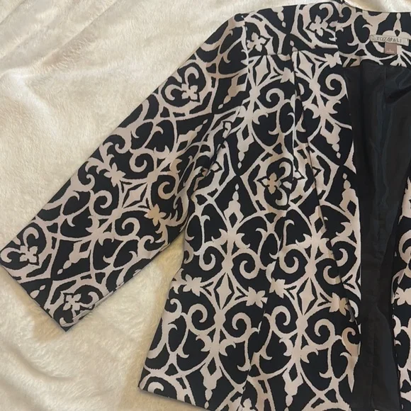 Chic Black and White Patterned Women's Open Front Blazer - Picture 3 of 7